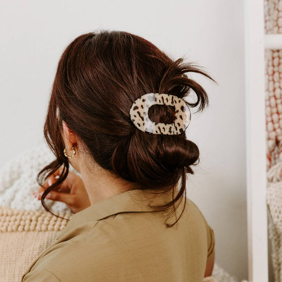 Medium Round Blonde Tortoise Hair Clip